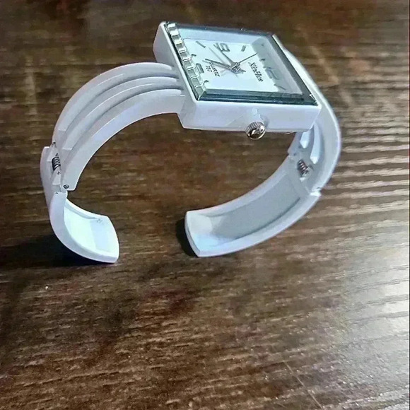 Water resistant watch - Picture 3 of 5